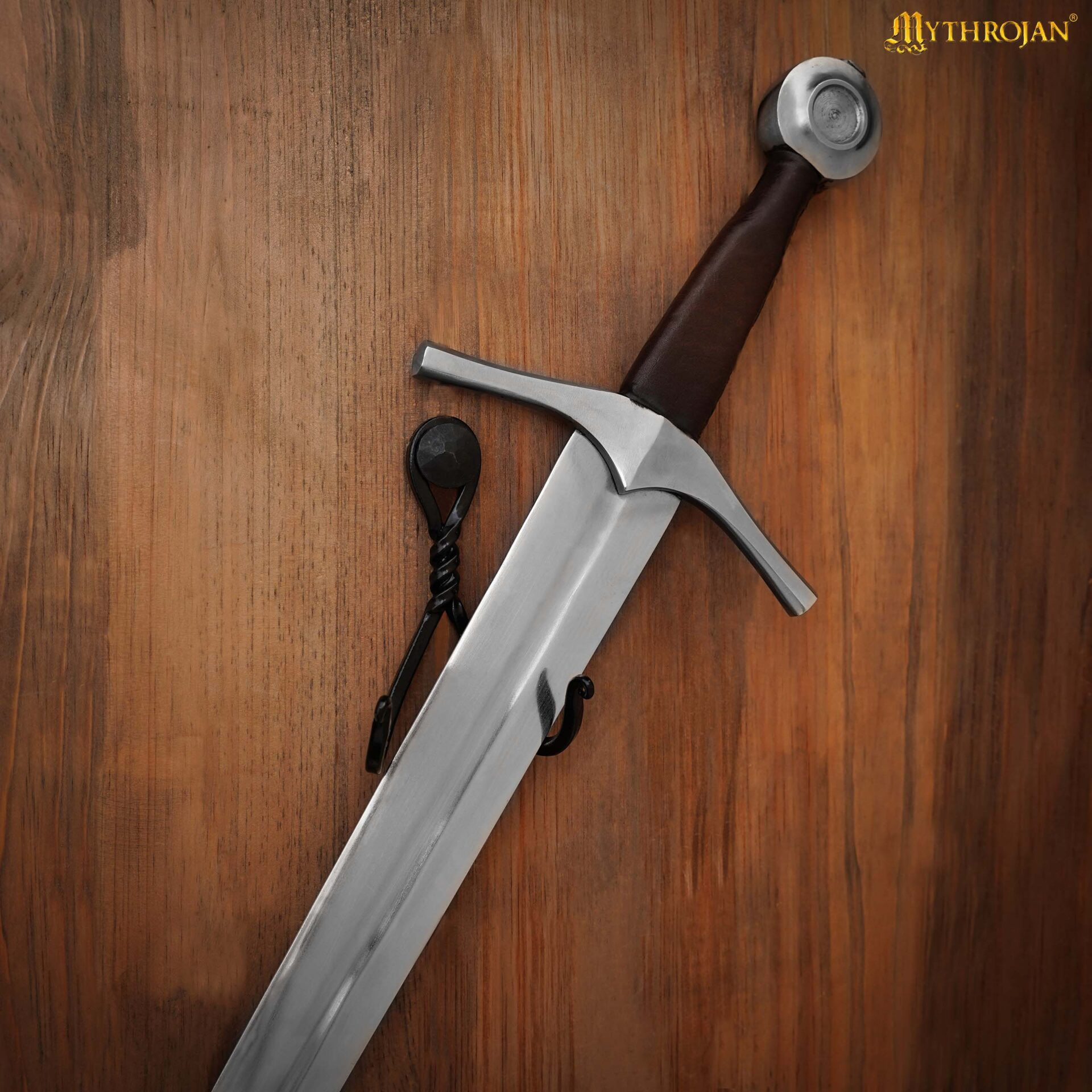 Soporte de pared para espadas en hierro trenzado forjado