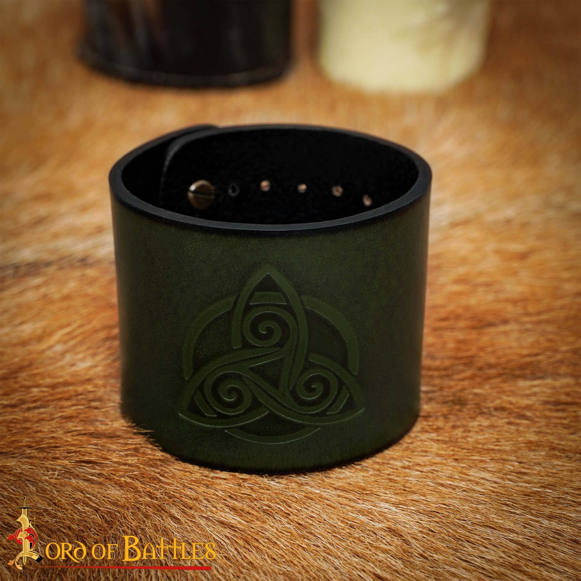 Brazalete medieval en cuero diseño relieve nudos celtas, color verde