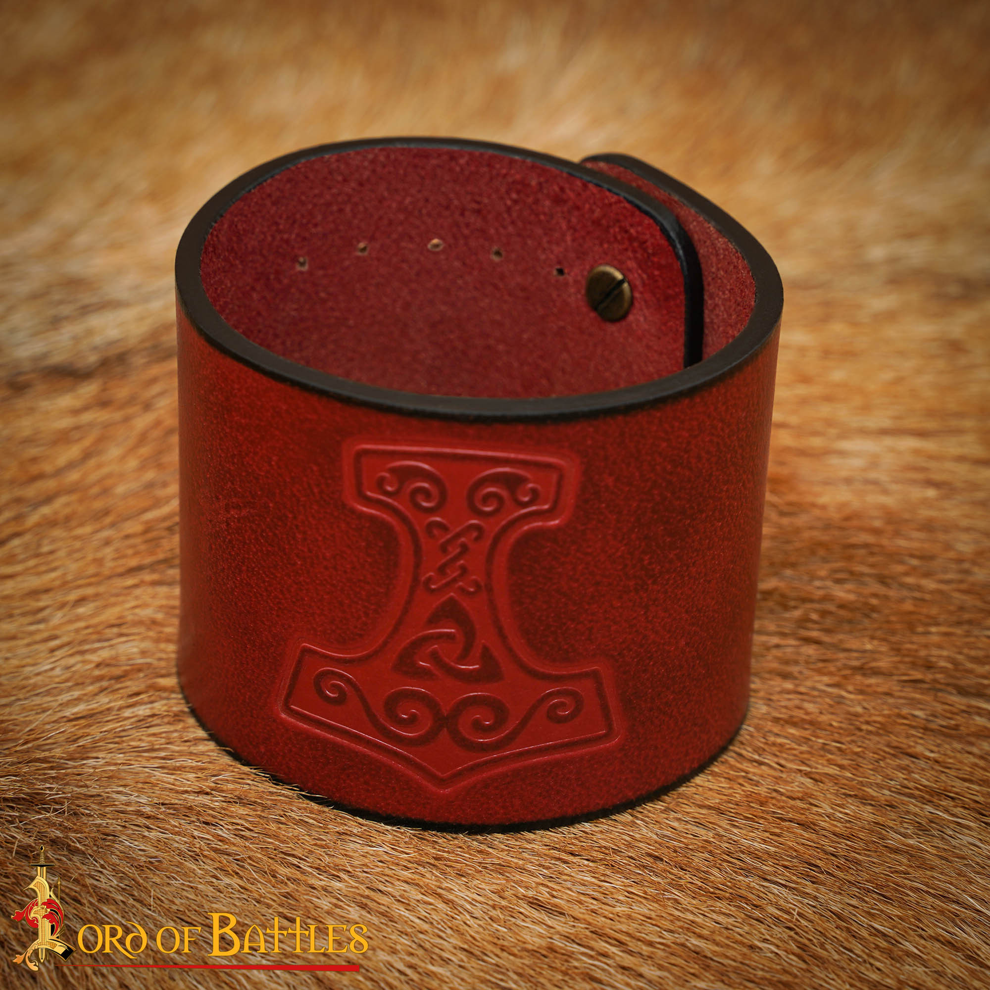 Brazalete medieval en cuero diseño relieve martillo Thor, color granate