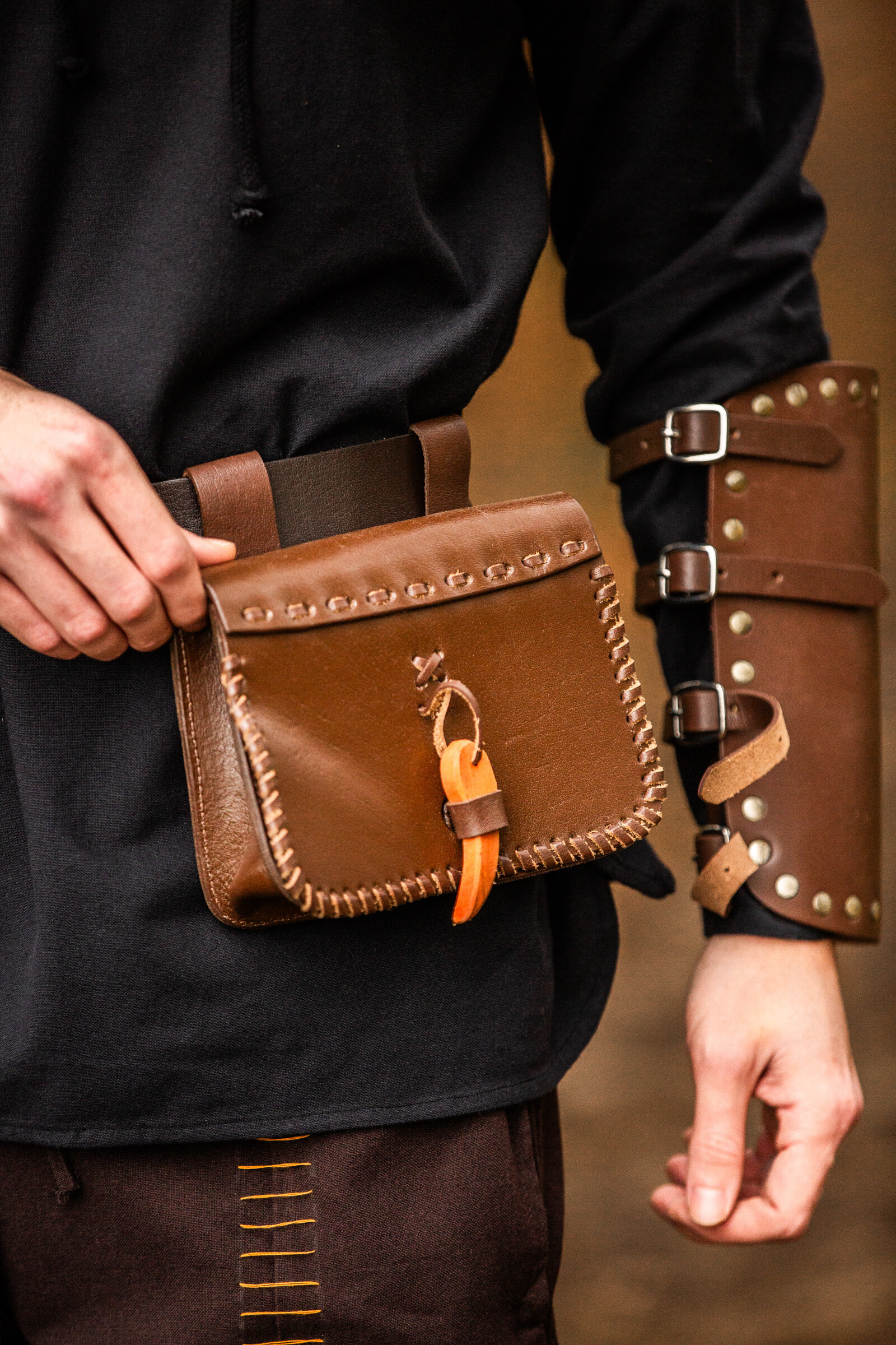 Bolso riñonera medieval en cuero modelo Volmar, color marrón