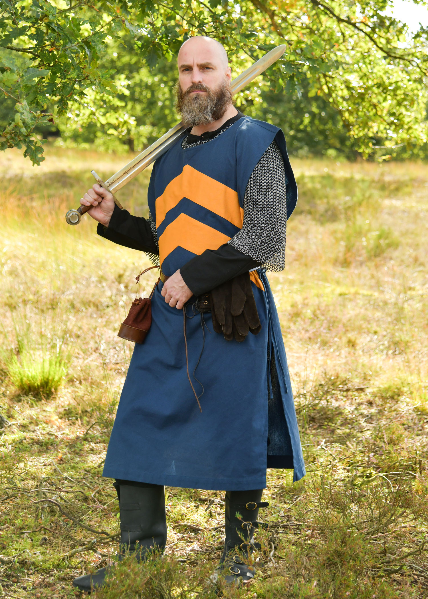 Tabardo medieval con rayas, azul y amarillo