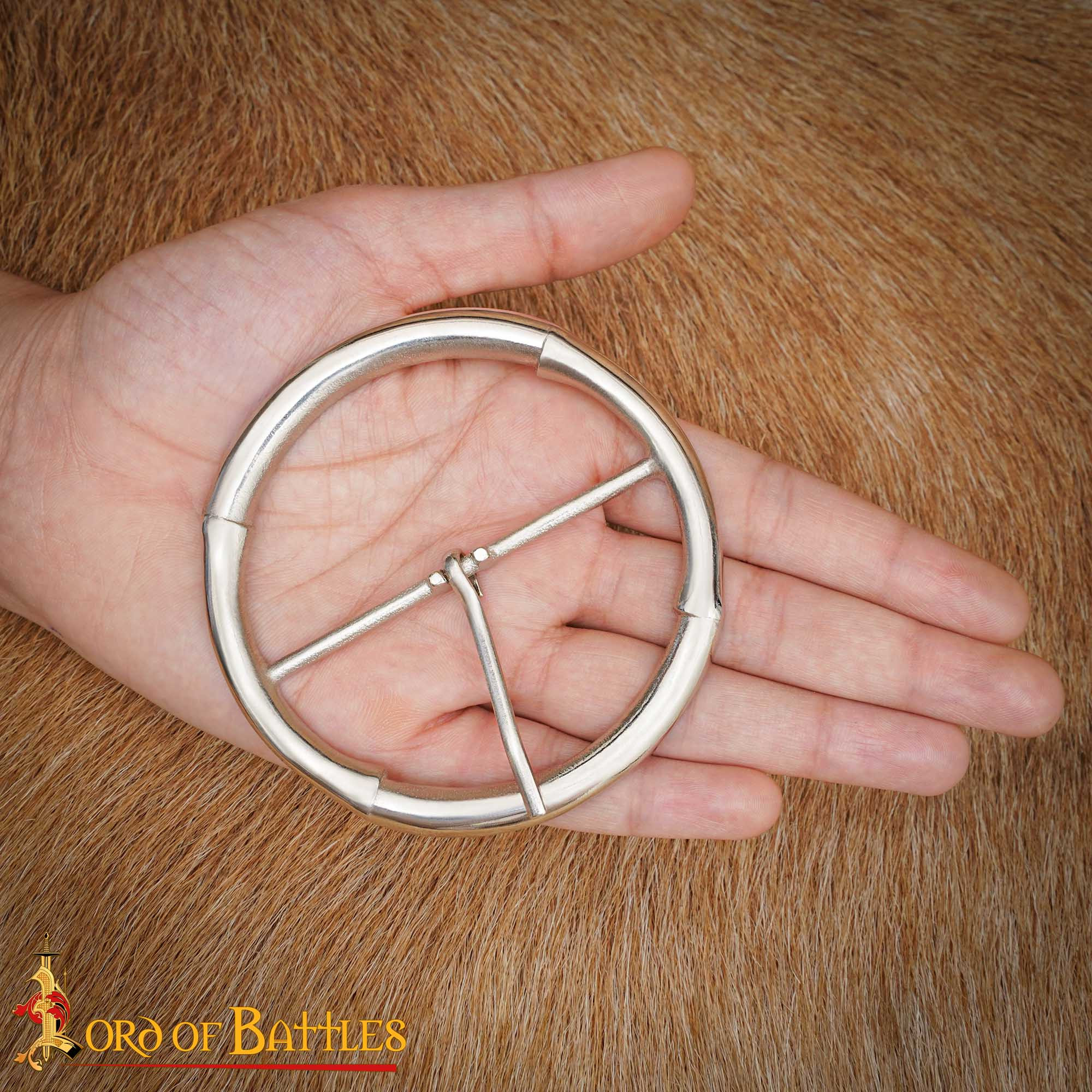 Hebilla medieval redonda plateada (8,2 cm.)