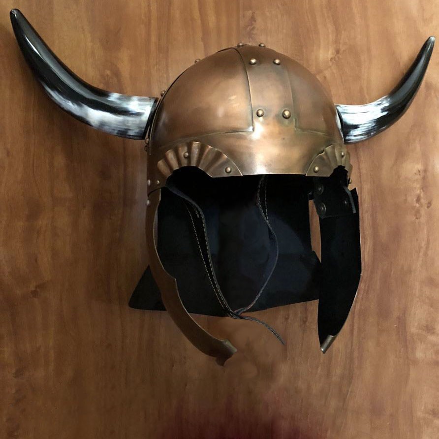 Casco Vikingo con alas y cuernos