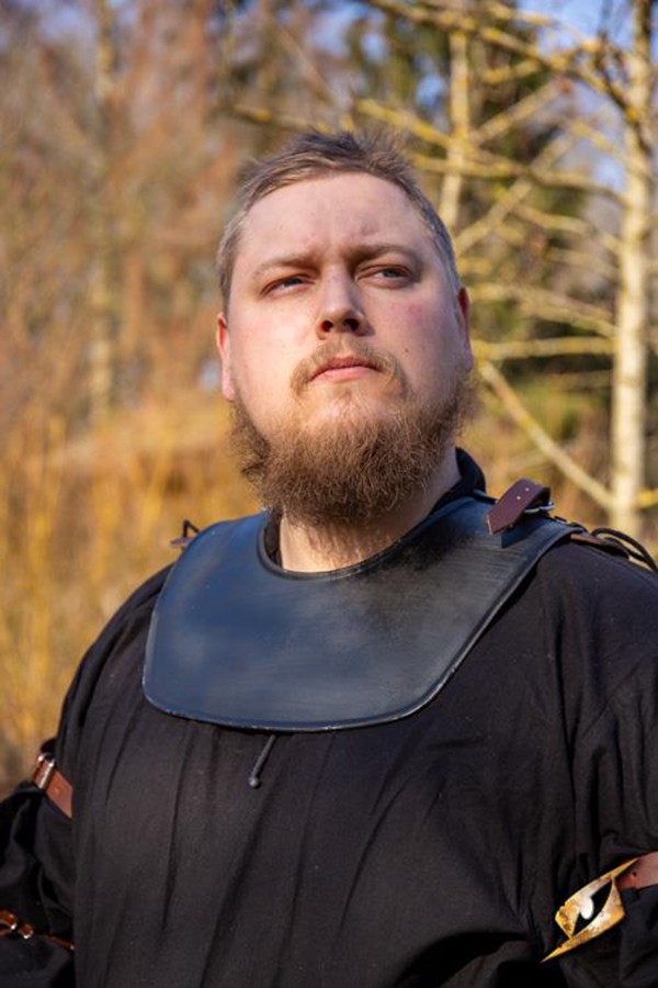 Gorjal de guerrero medieval, color oscuro