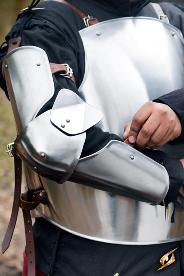 Protectores medievales de brazo, acabado pulido