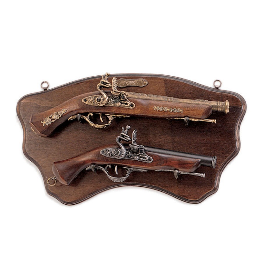Panoplia de madera con pistolas antiguas