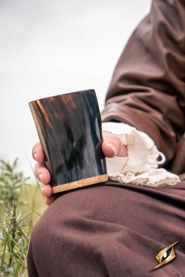 Copa del aventurero en asta, acabado oscuro