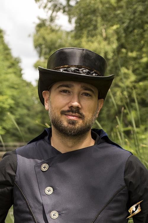 Sombrero de copa pequeña en negro