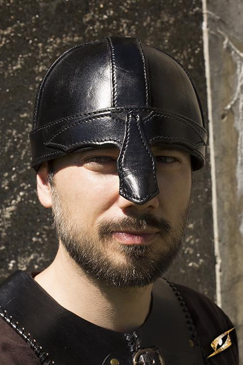 Casco medieval spangenhelm en cuero negro para LARP