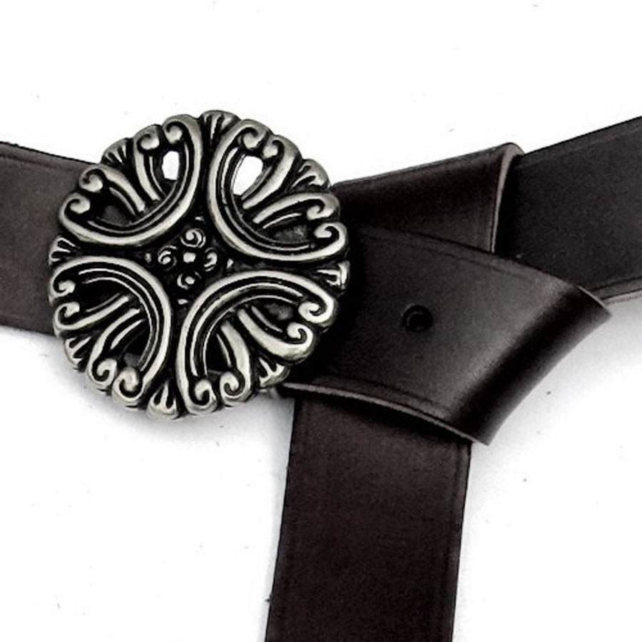 Cinturón medieval largo en piel con hebilla floral