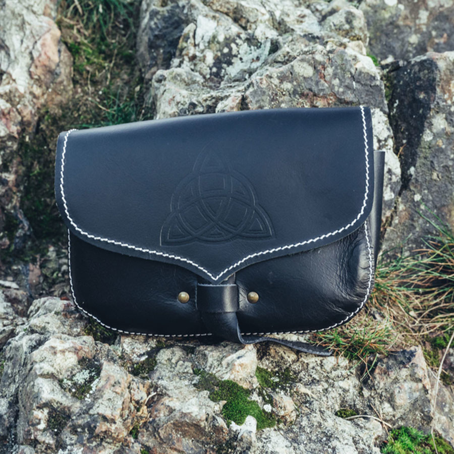 Bolso vikingo de cuero Hulda con Nudo Celta, negro