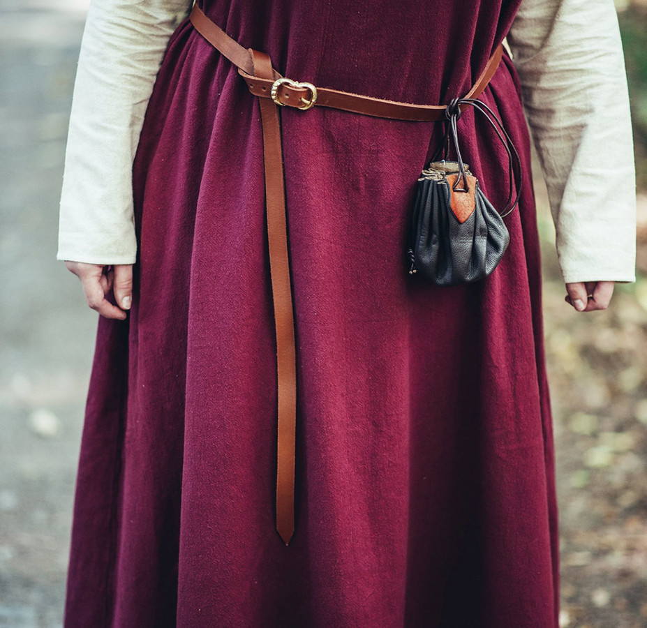 Cinturón medieval estrecho de cuero, color marrón