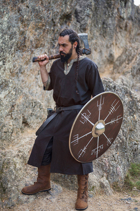 Túnica vikinga manga corta Richard, color marrón oscuro