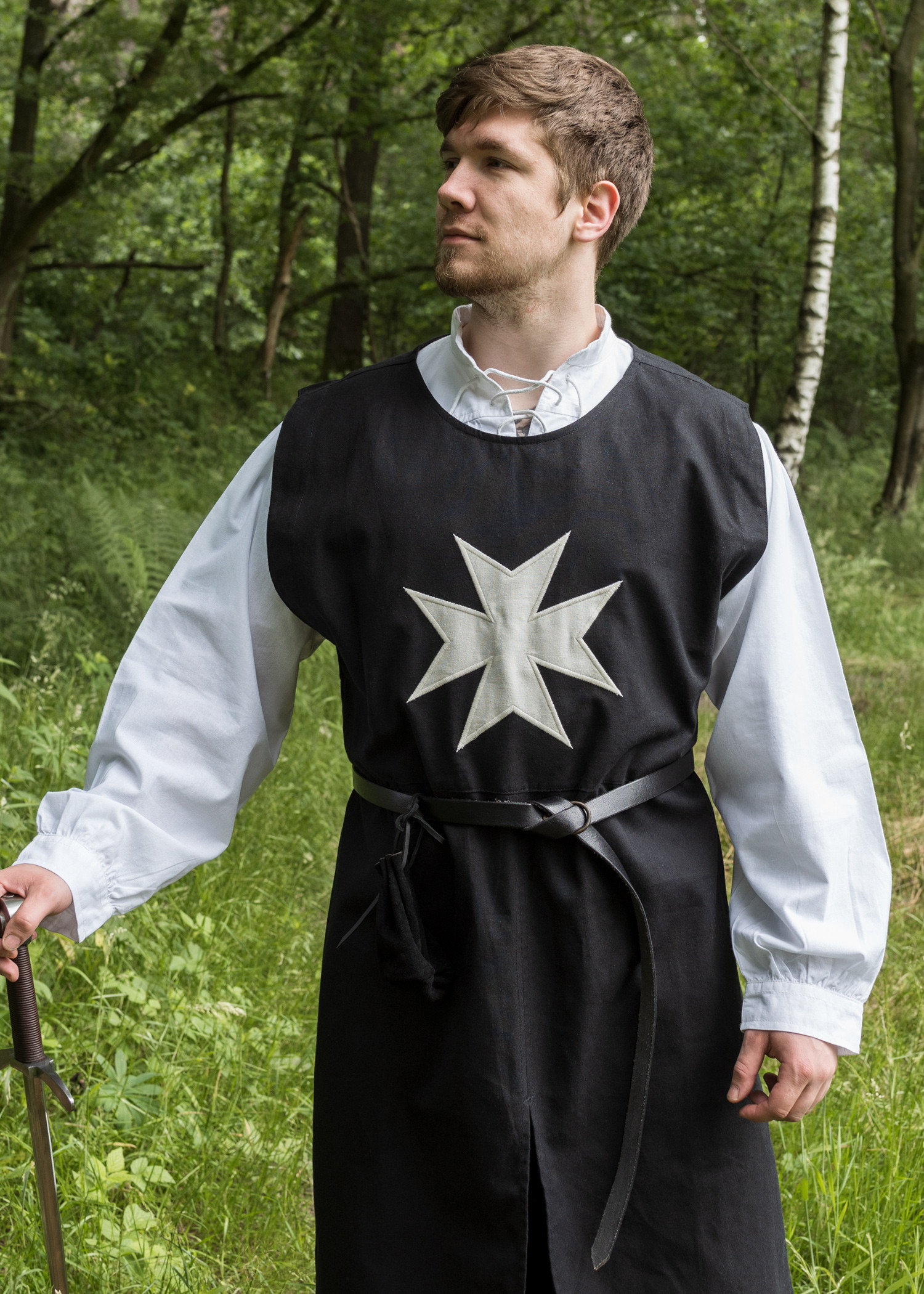 Tabardo medieval caballeros Hospitalarios, negro blanco