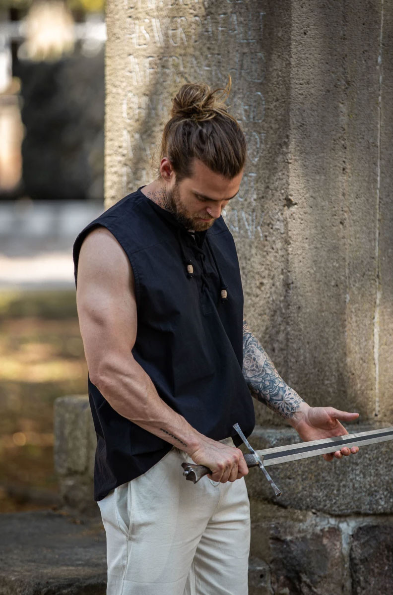 Camisa medieval negra  sin mangas, modelo Jean