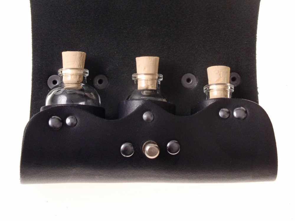 Bolsa de 3 pócimas en piel con cierre de botón (16,5 x 11 cm.)