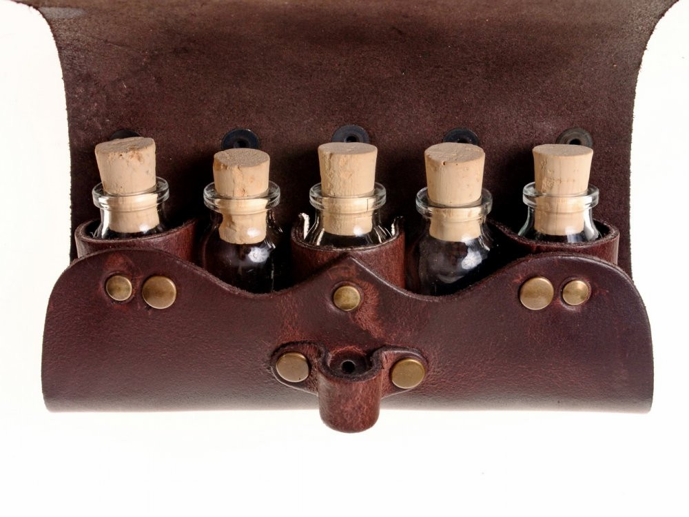 Bolsa de 5 pócimas en piel con cierre de correa (16,5 x 11 cm.)