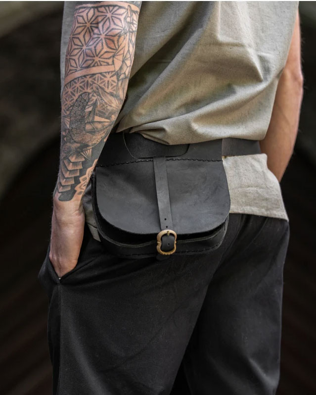 Bolso medieval de cuero negro modelo Udo