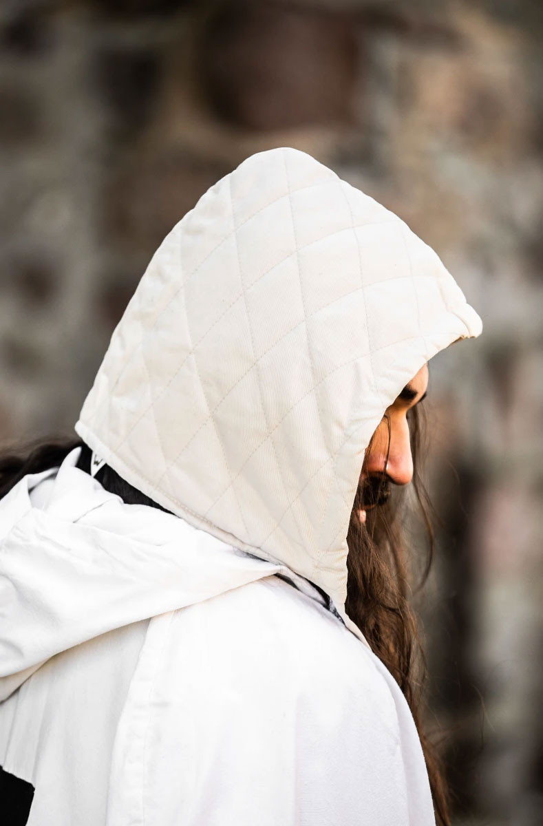 Capelina medieval acolchada modelo Eckwin, blanco natural