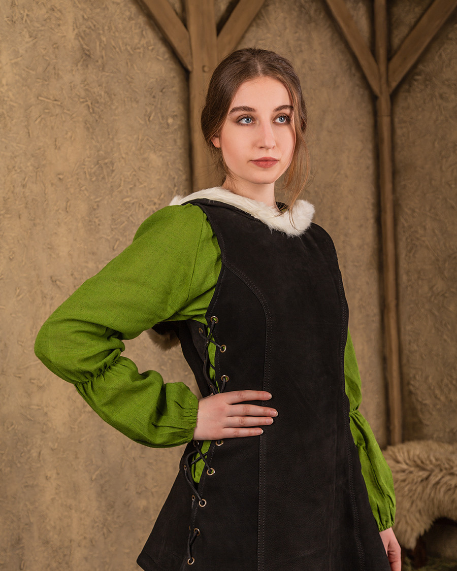 Vestido medieval con capucha modelo Freya, color negro