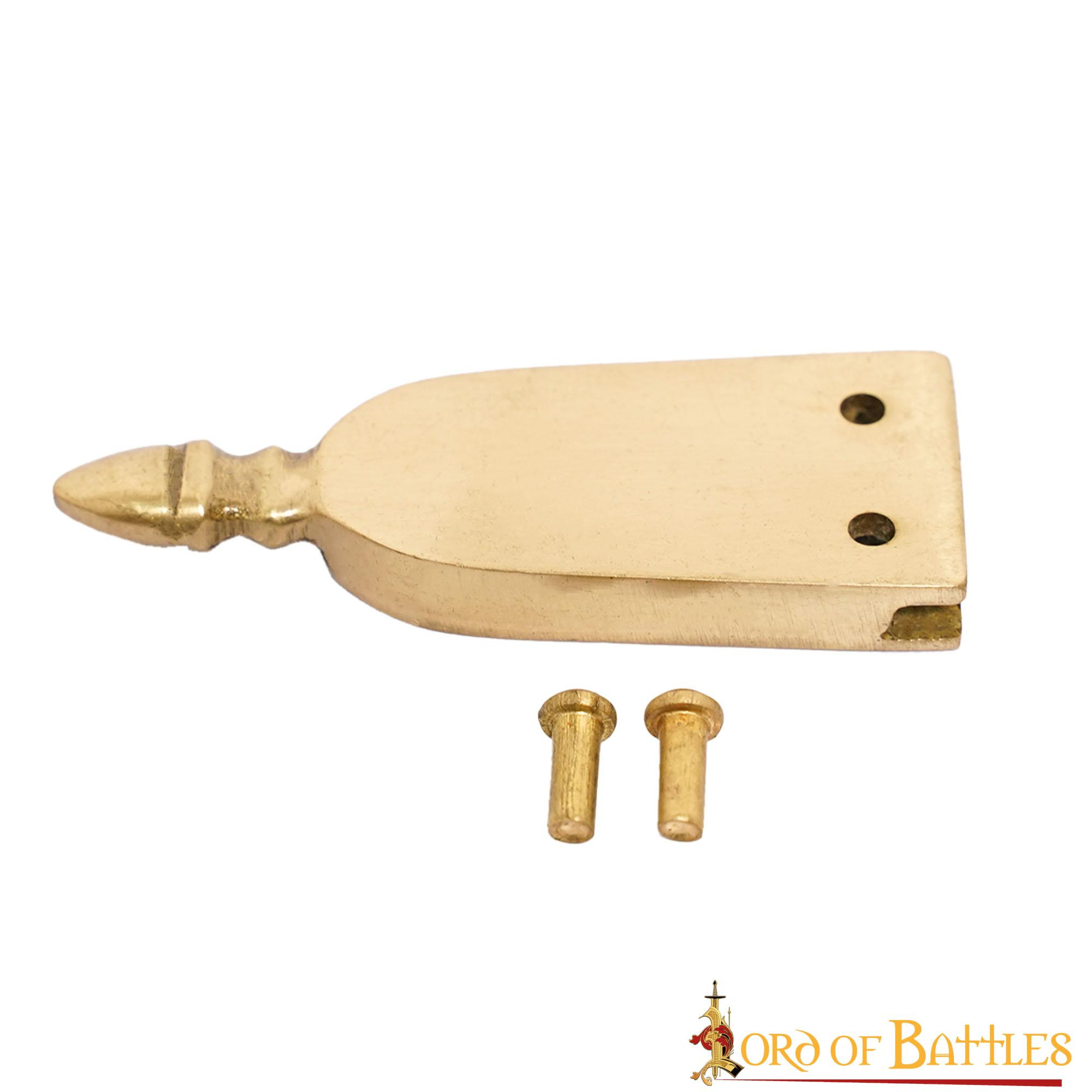 Cierre de cinturón medieval en latón con remaches (5,8 x 2 cm.)