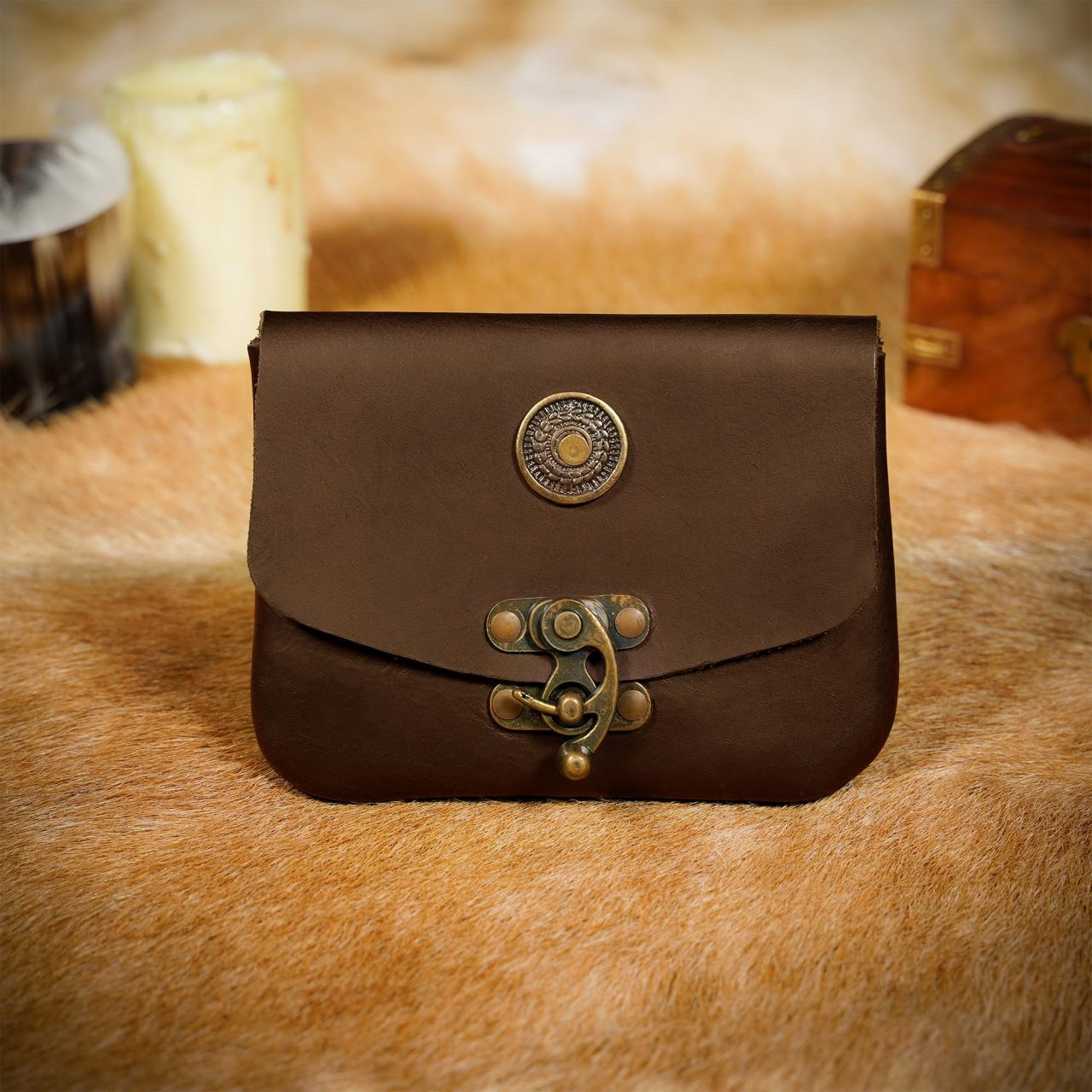Bolso de cuero medieval marrón con cierre de latón