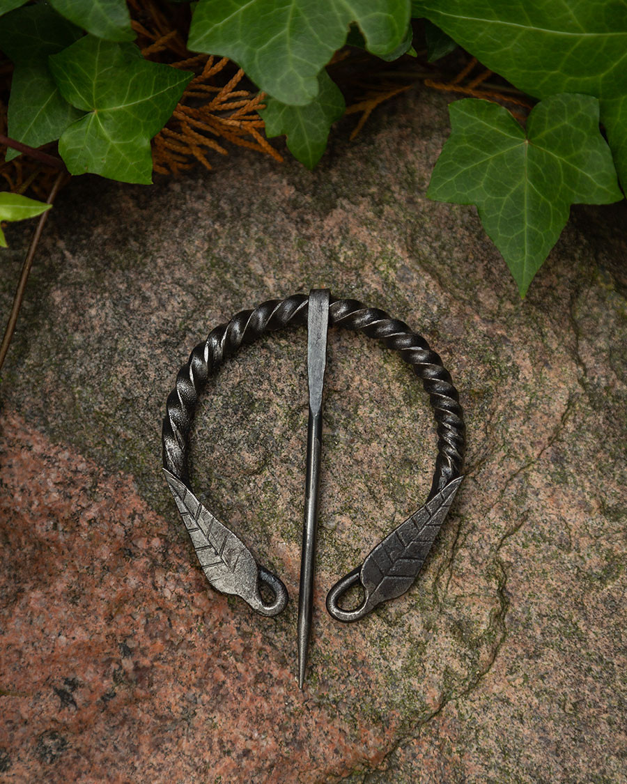 Fíbula Silvana hojas para vestidos y capas