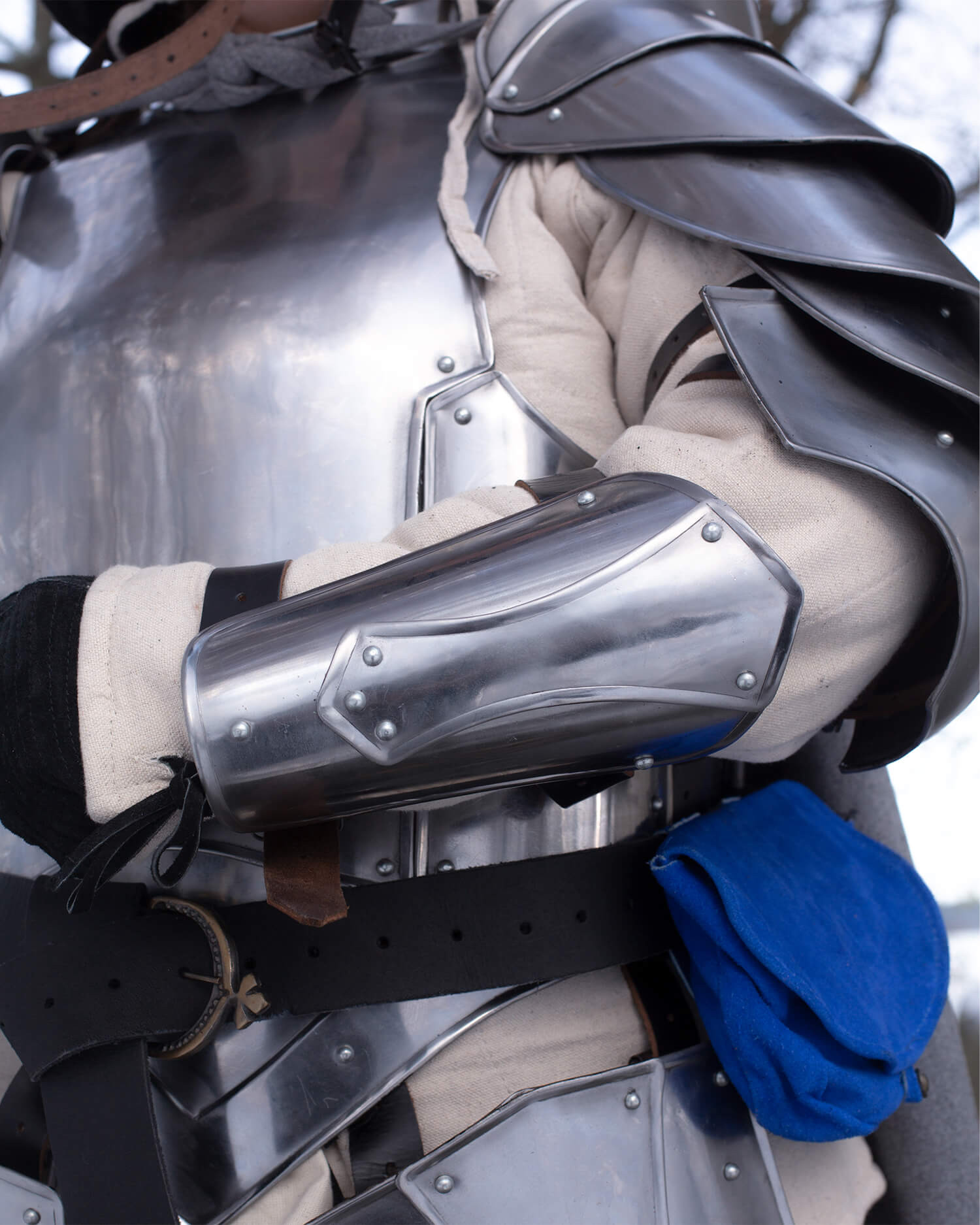 Set medieval brazaletes y grebas modelos Katharina, acabado pulido