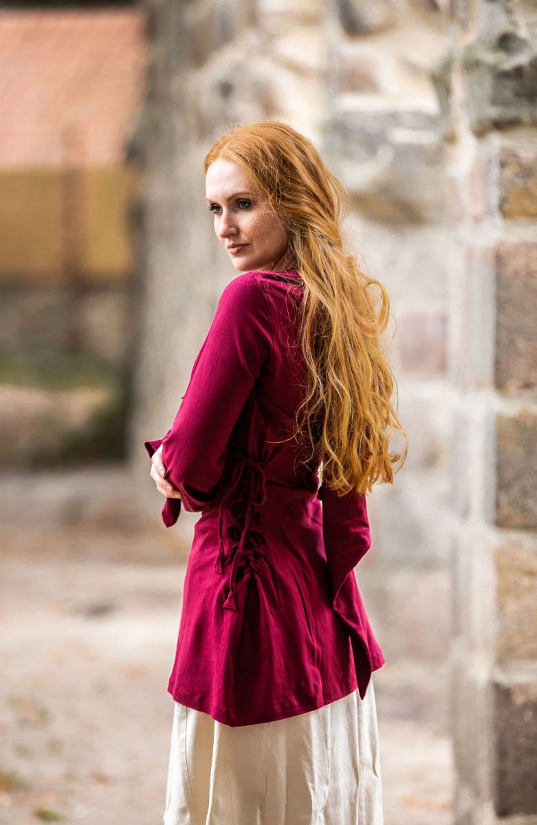 Blusa medieval Lea Roja con capucha