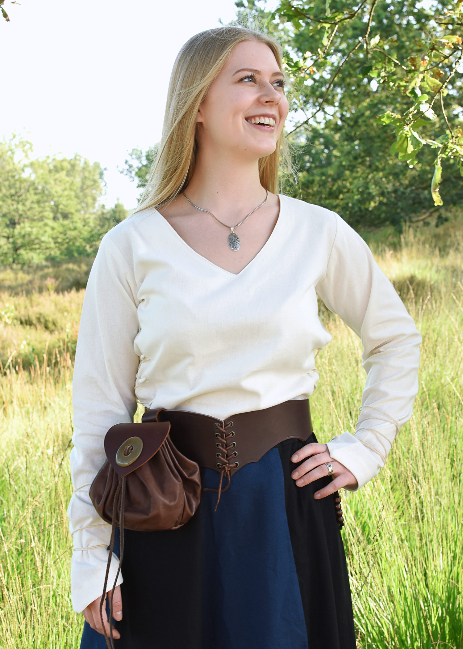 Blusa medieval Aila en blanco natural