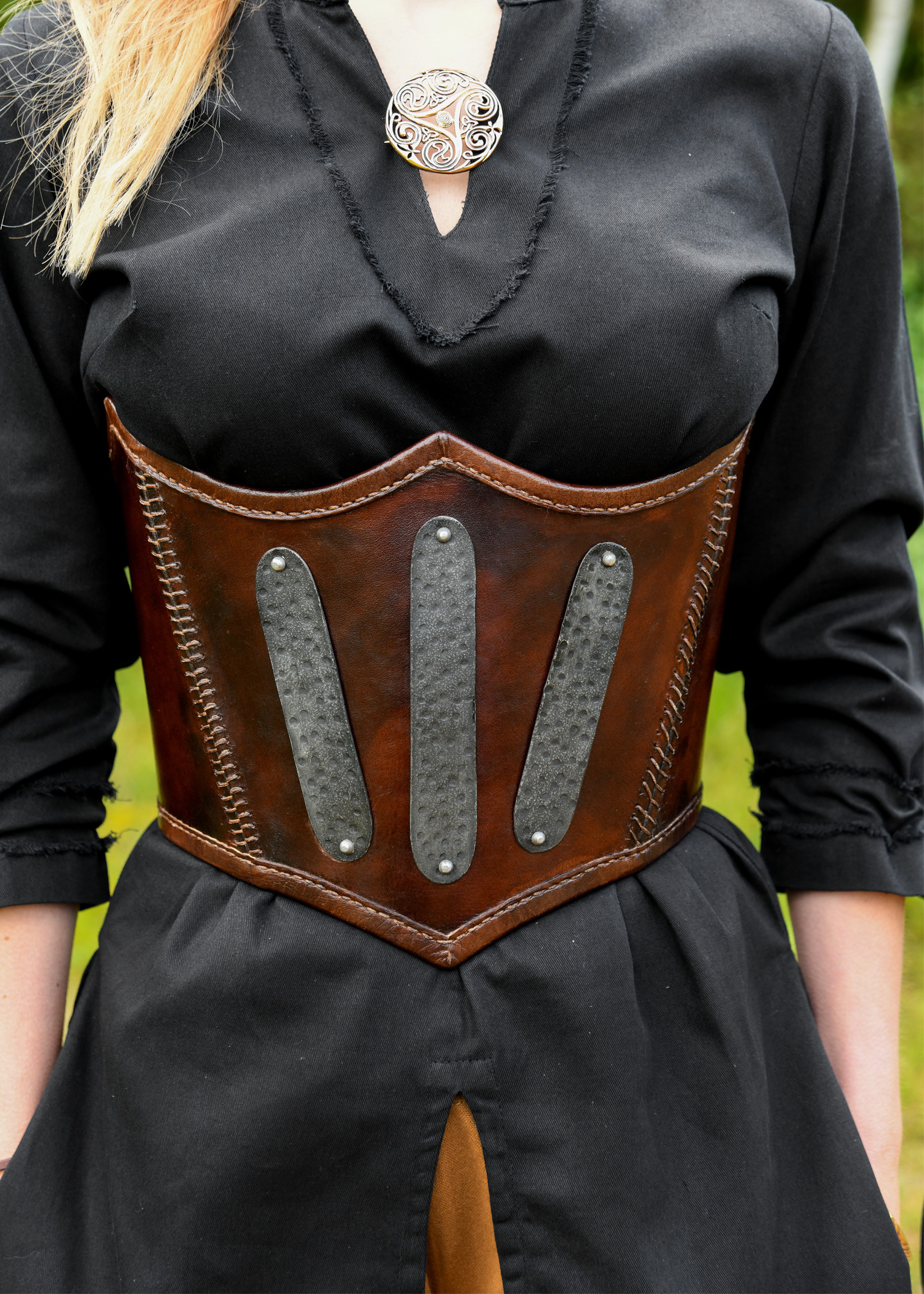 Corsé medieval de cuero decorado, color marrón