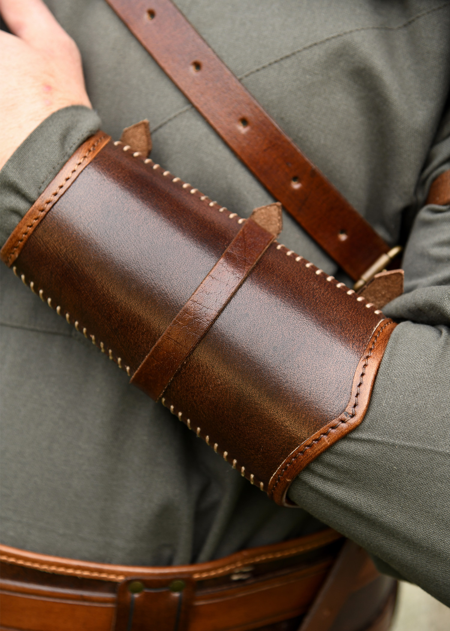 Brazalete vikingo cuero con hebillas modelo Arnulf, color marrón