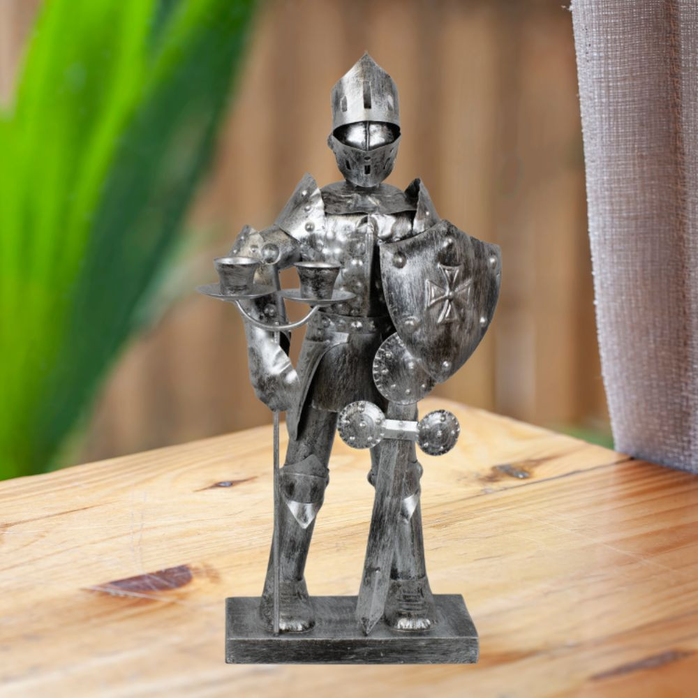 Guerrero medieval templario con portavelas