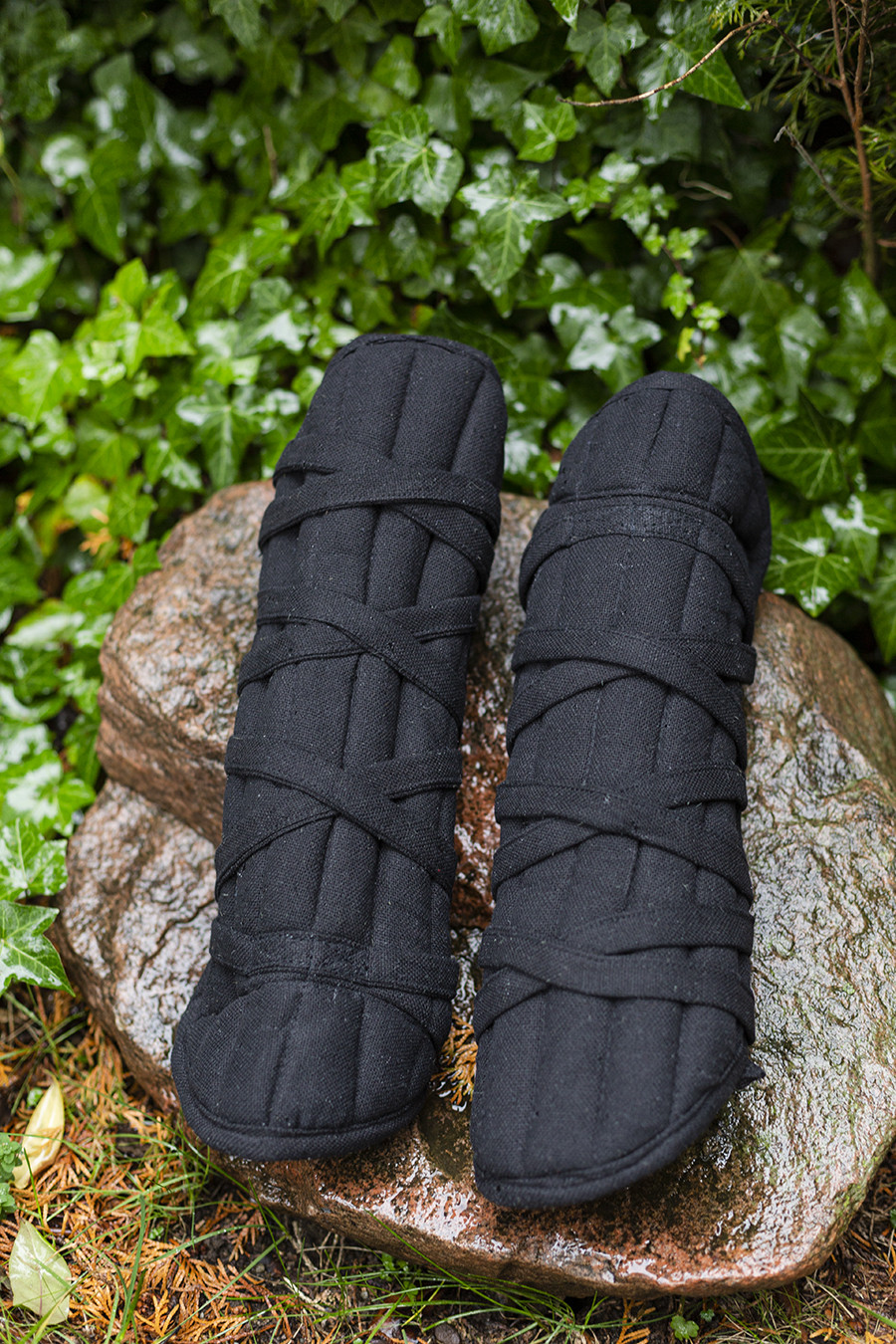 Grebas medievales acolchadas modelo Farald, color negro