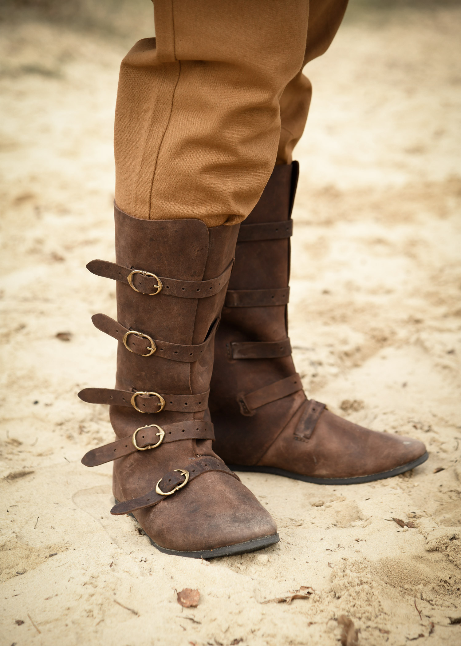 Botas medievales altas con cierre hebilla, marrón
