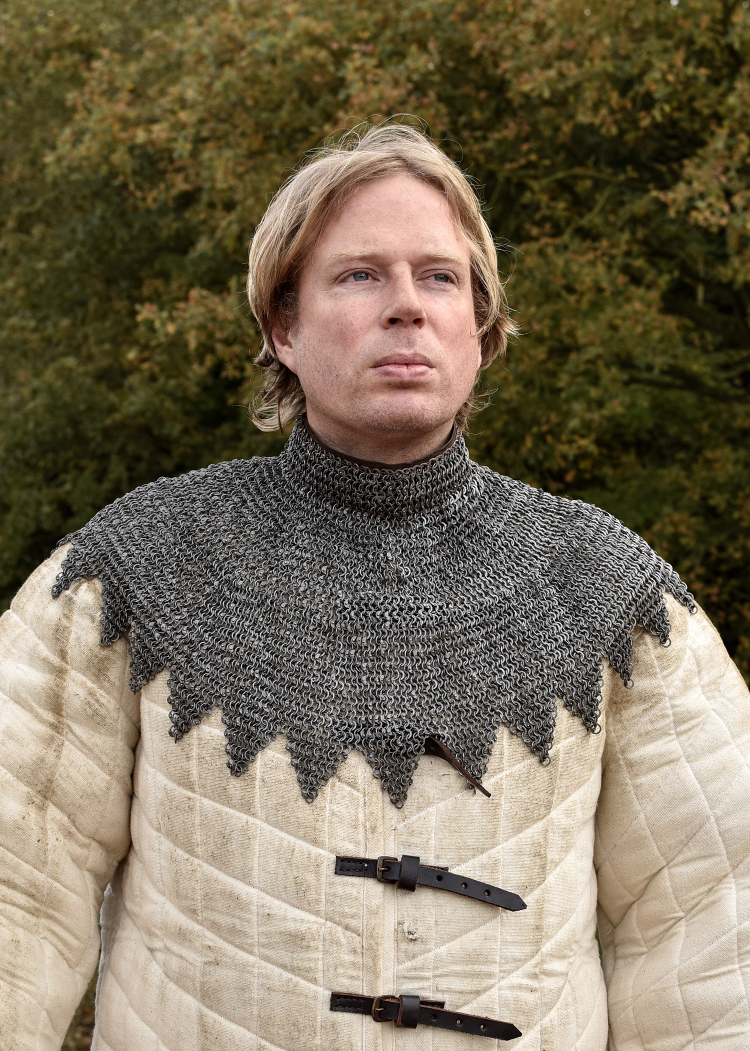 Manto de obispo con cierre de correas de cuero con hebilla