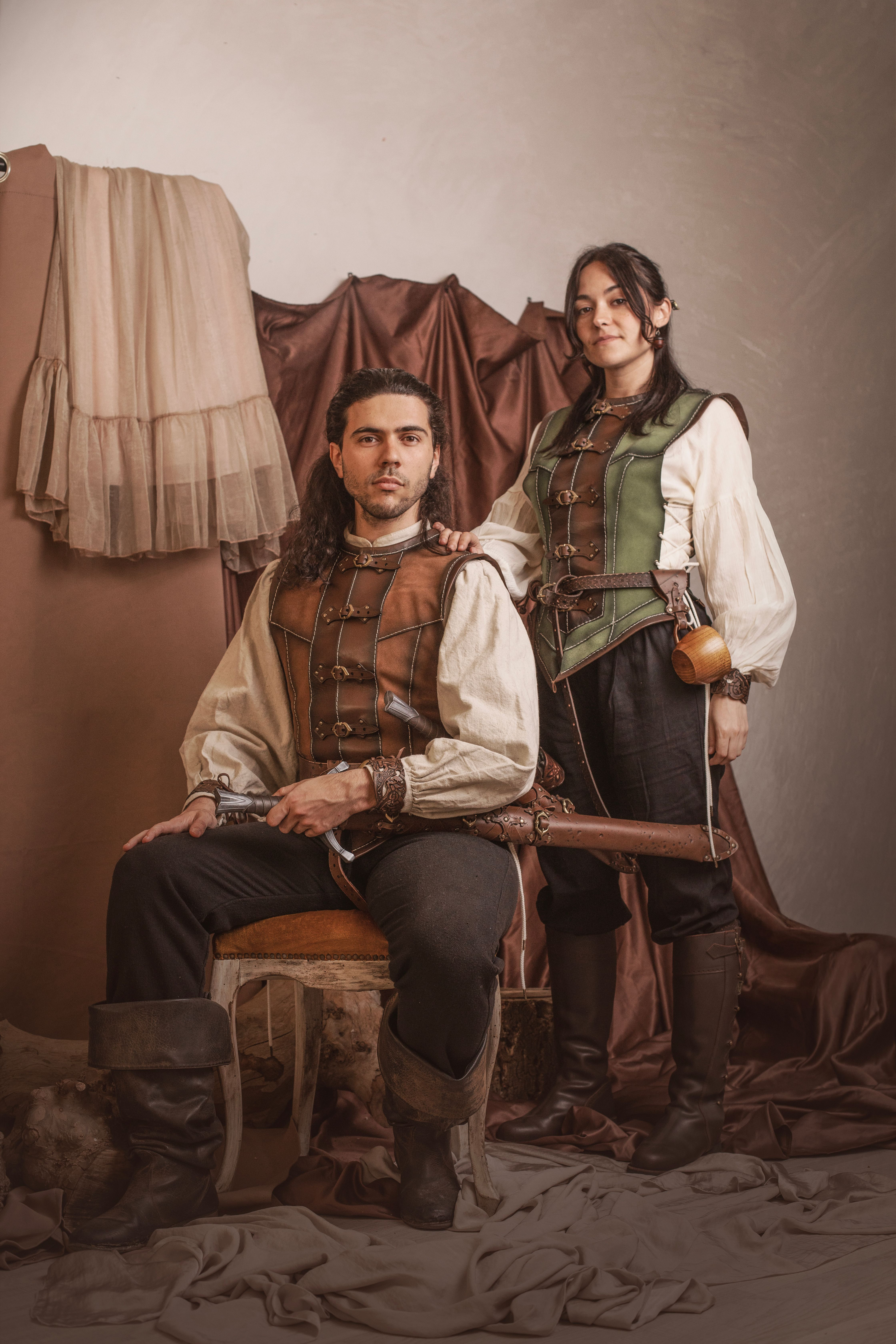 Cuera medieval corta marrón en piel de serraje, mujer