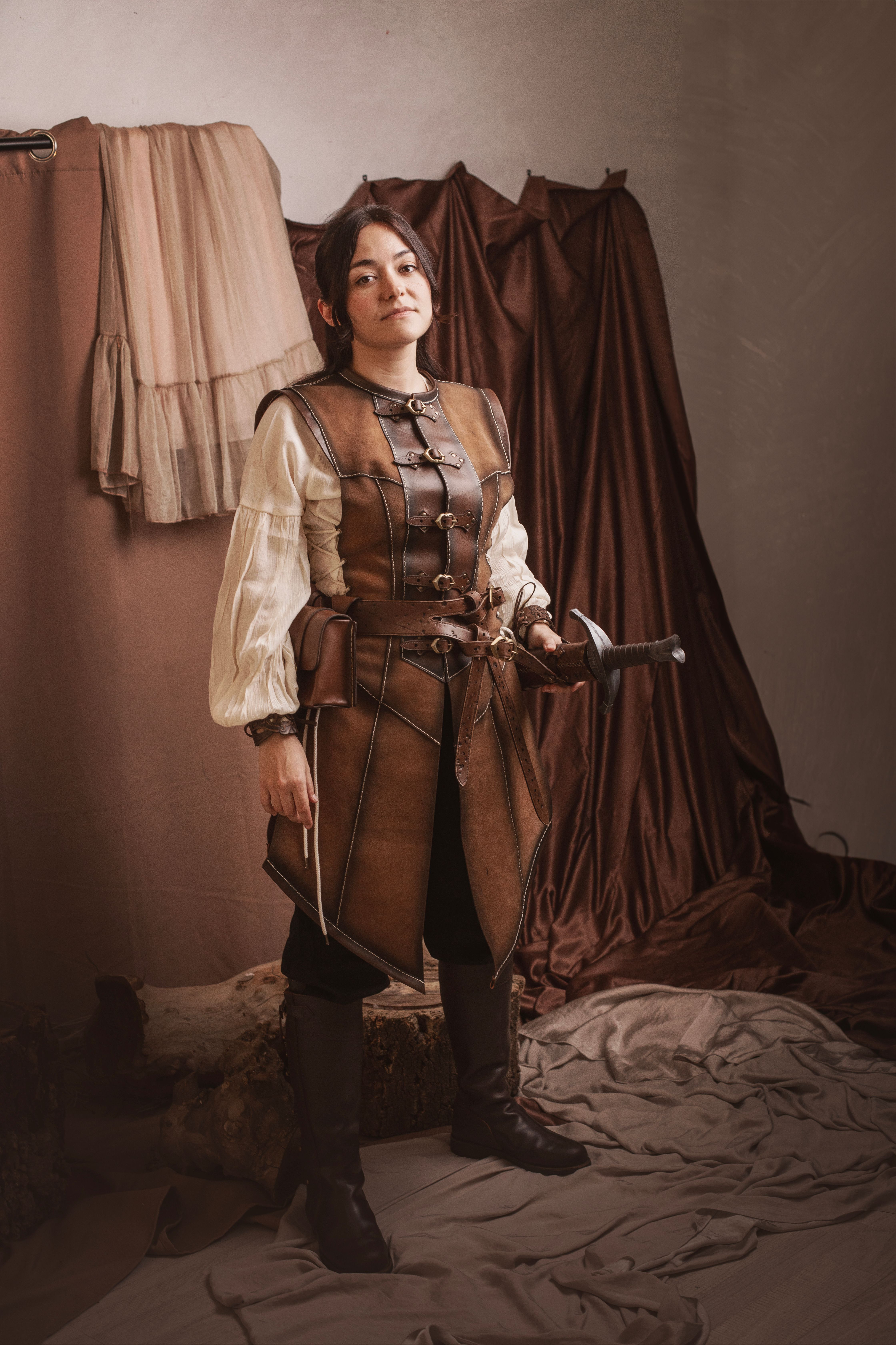 Cuera medieval larga marrón en piel de serraje, mujer