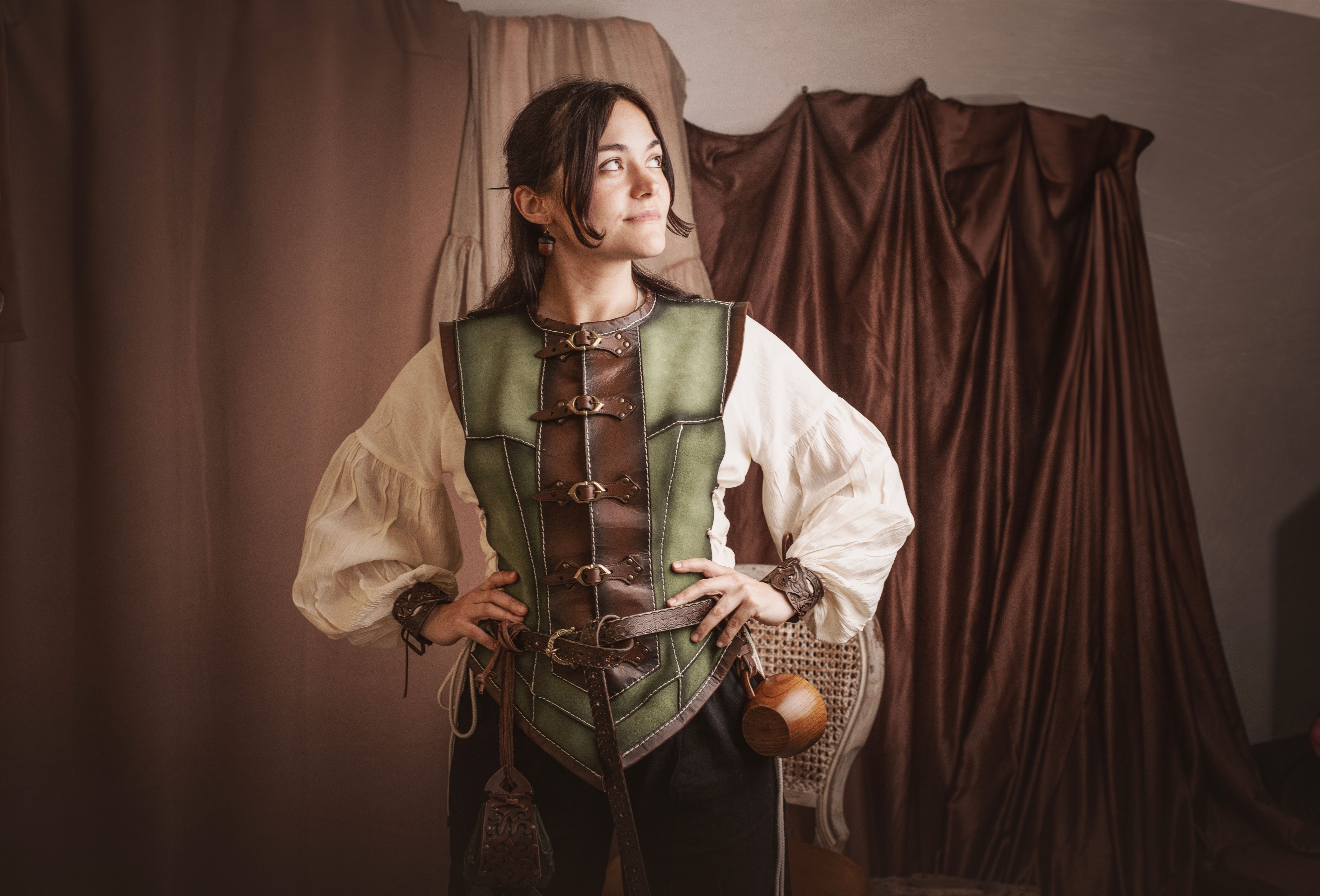 Cuera medieval corta verde en piel de serraje, mujer