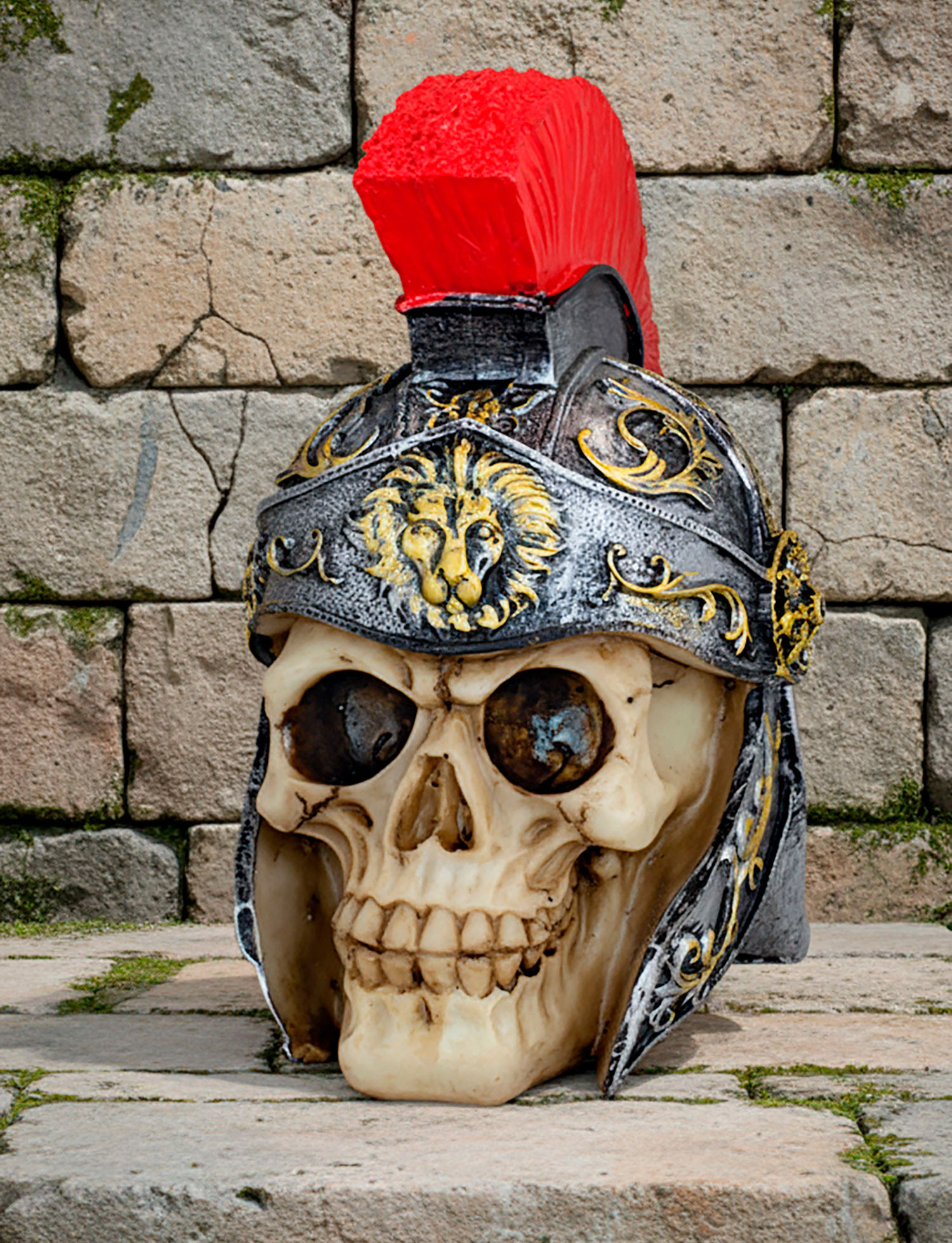 Figura calavera con casco romano, en resina