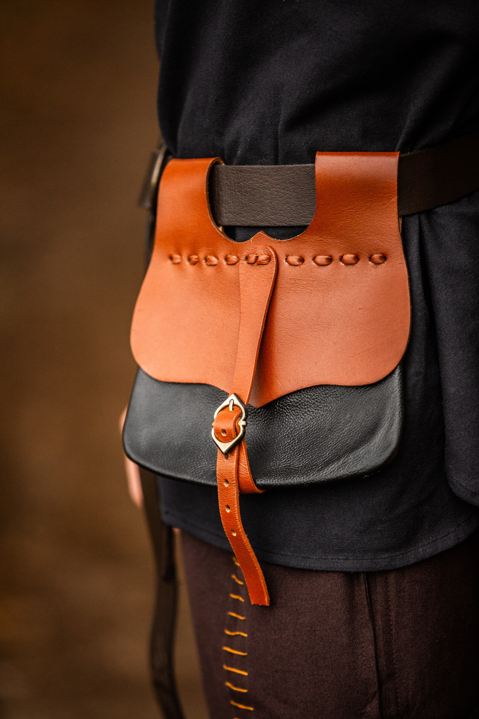 Bolso riñonera medieval en cuero modelo Albrecht, color marrón/negro