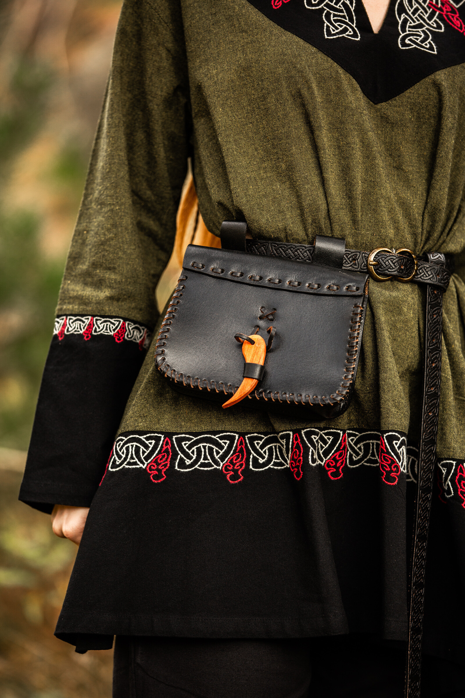 Bolso riñonera medieval en cuero modelo Volmar, color negro