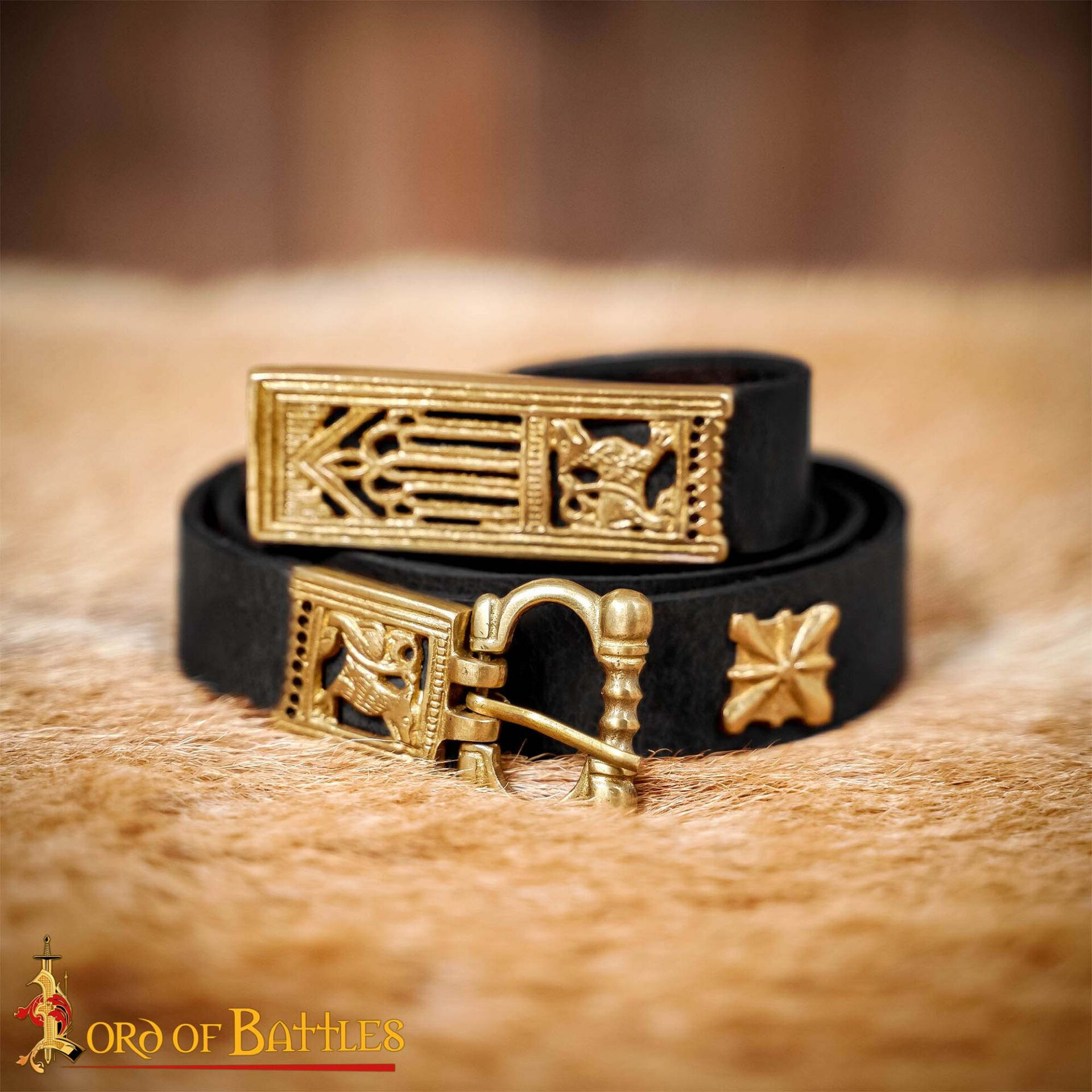 Cinturón medieval cuero negro adornos latón, estilo gótico