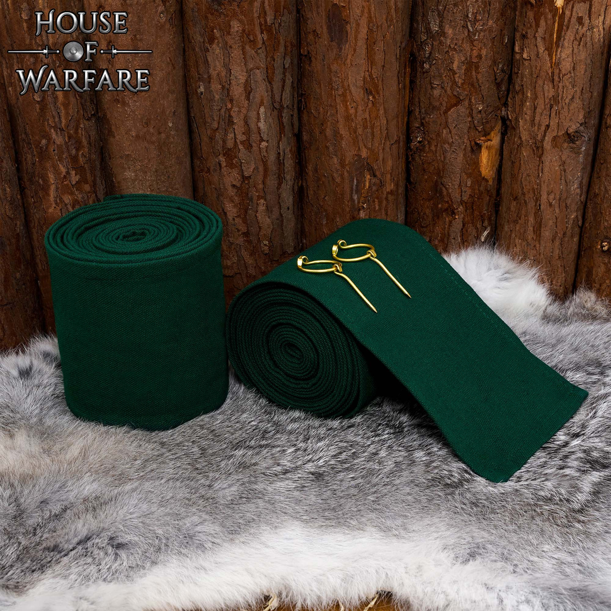 Winingas medievales en algodón verde, con fibulas de latón