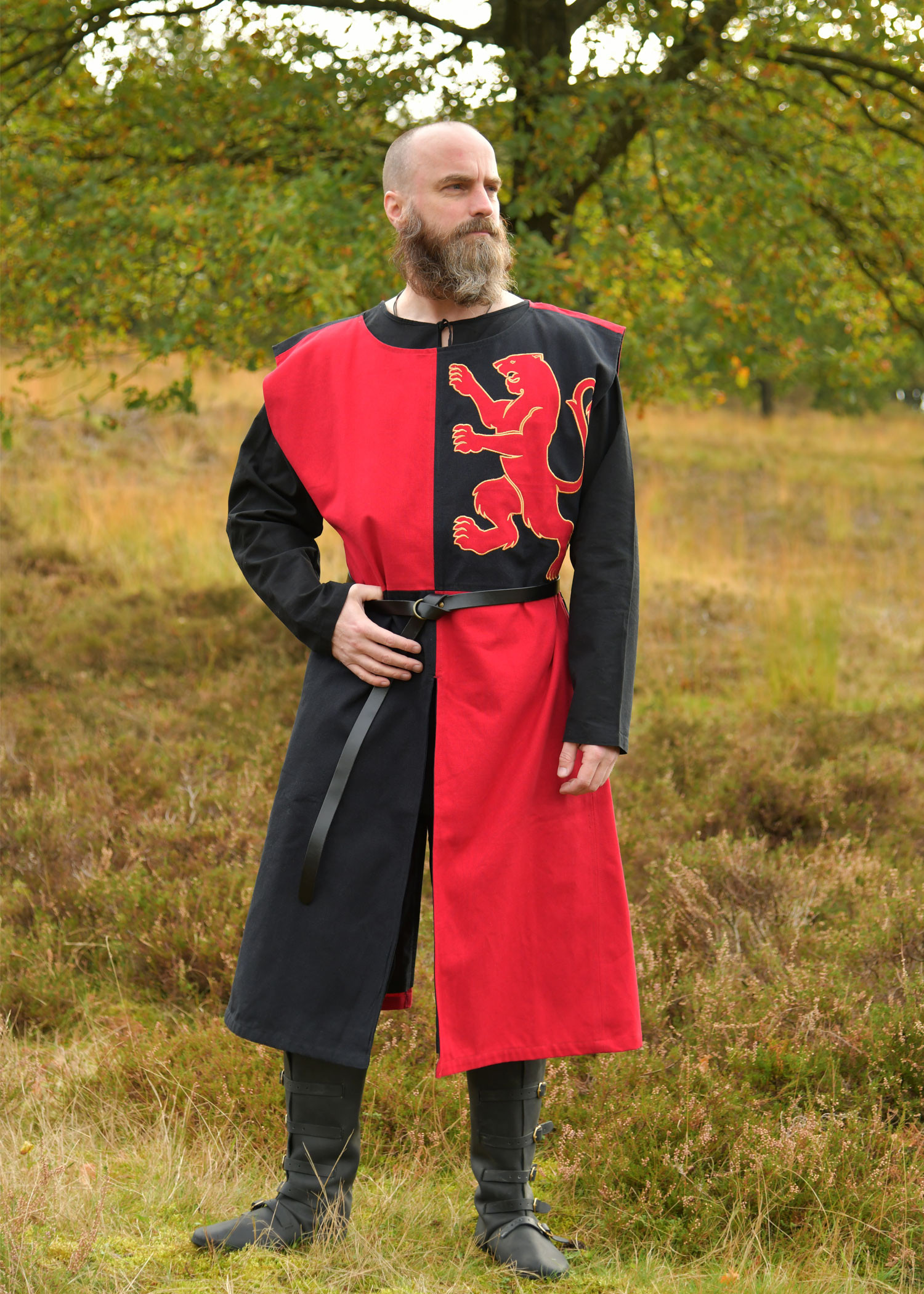 Tabardo medieval caballero diseño León, rojo-negro