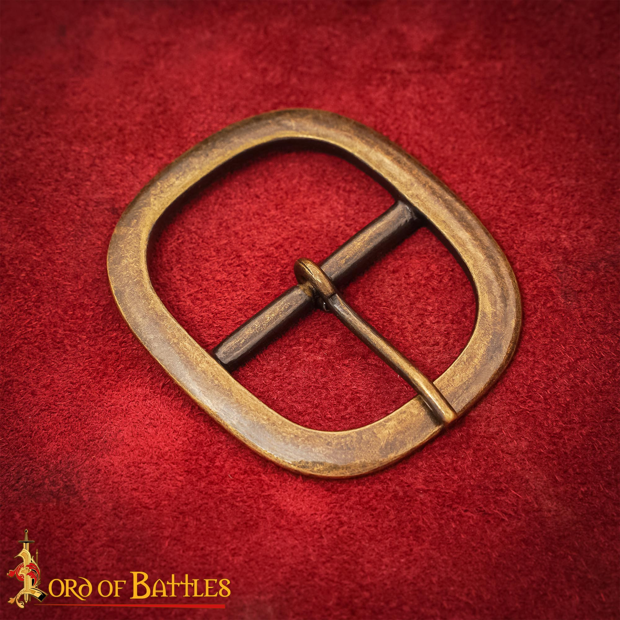 Hebilla medieval ovalada en latón envejecido