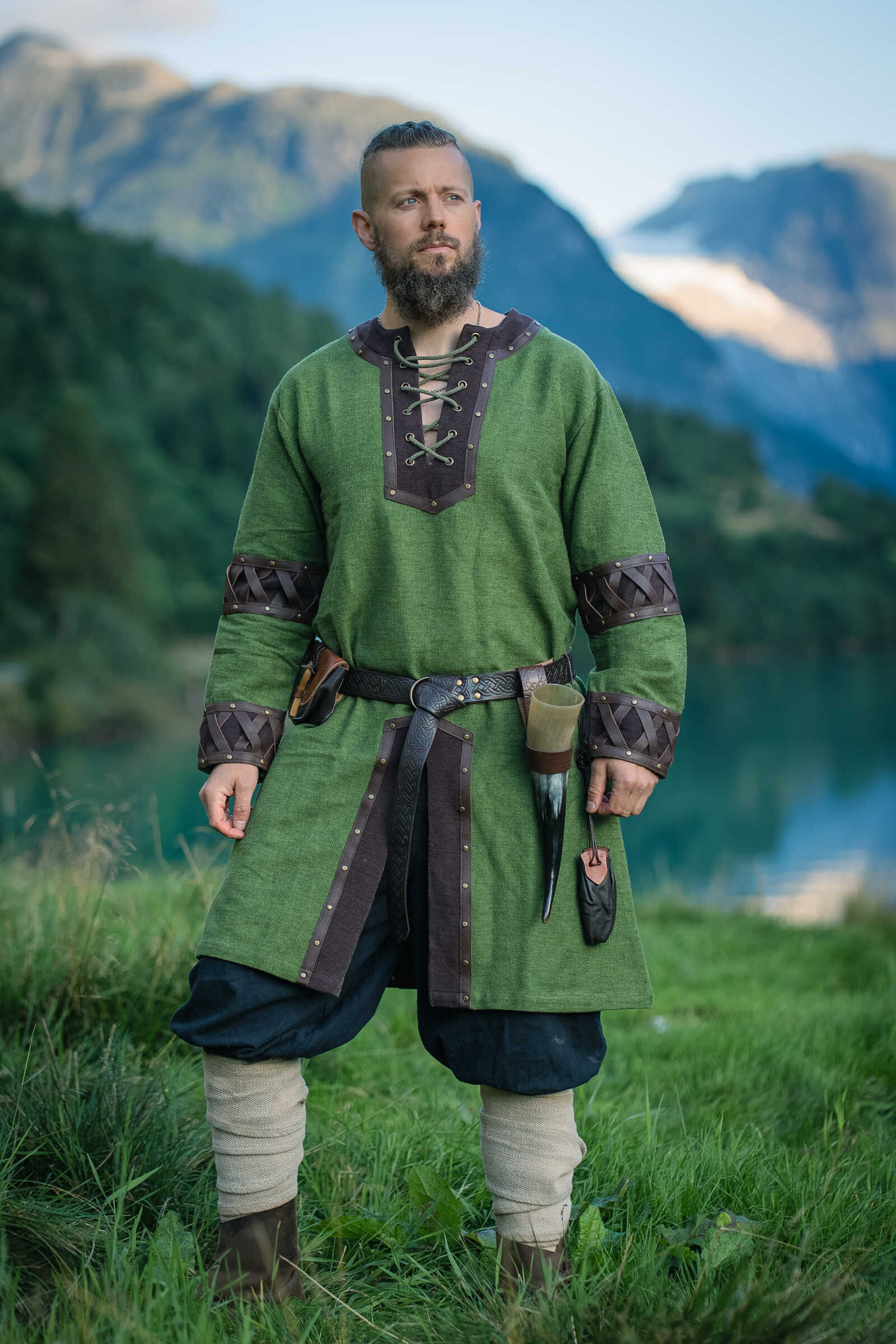 Túnica vikinga modelo Leif, verde con detalles de cuero genuino