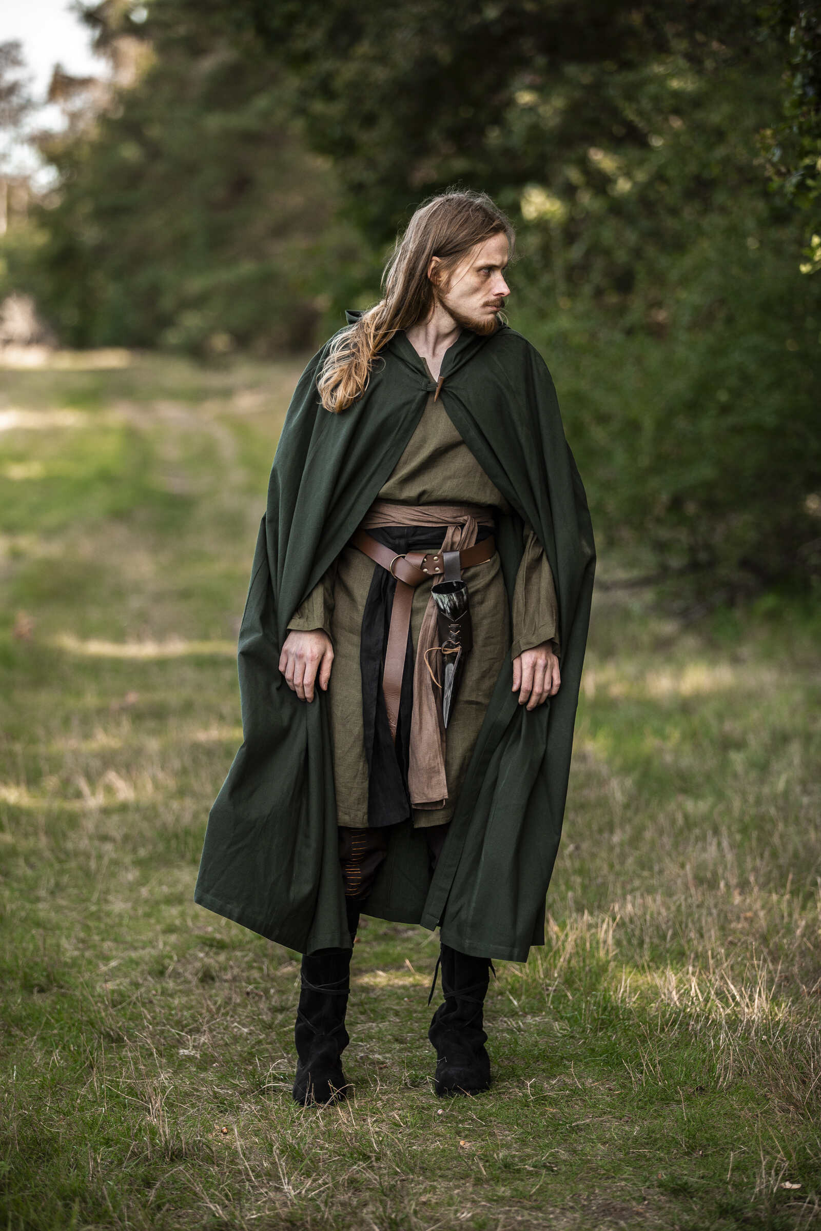 Capa medieval verde con capucha, modelo Johannes