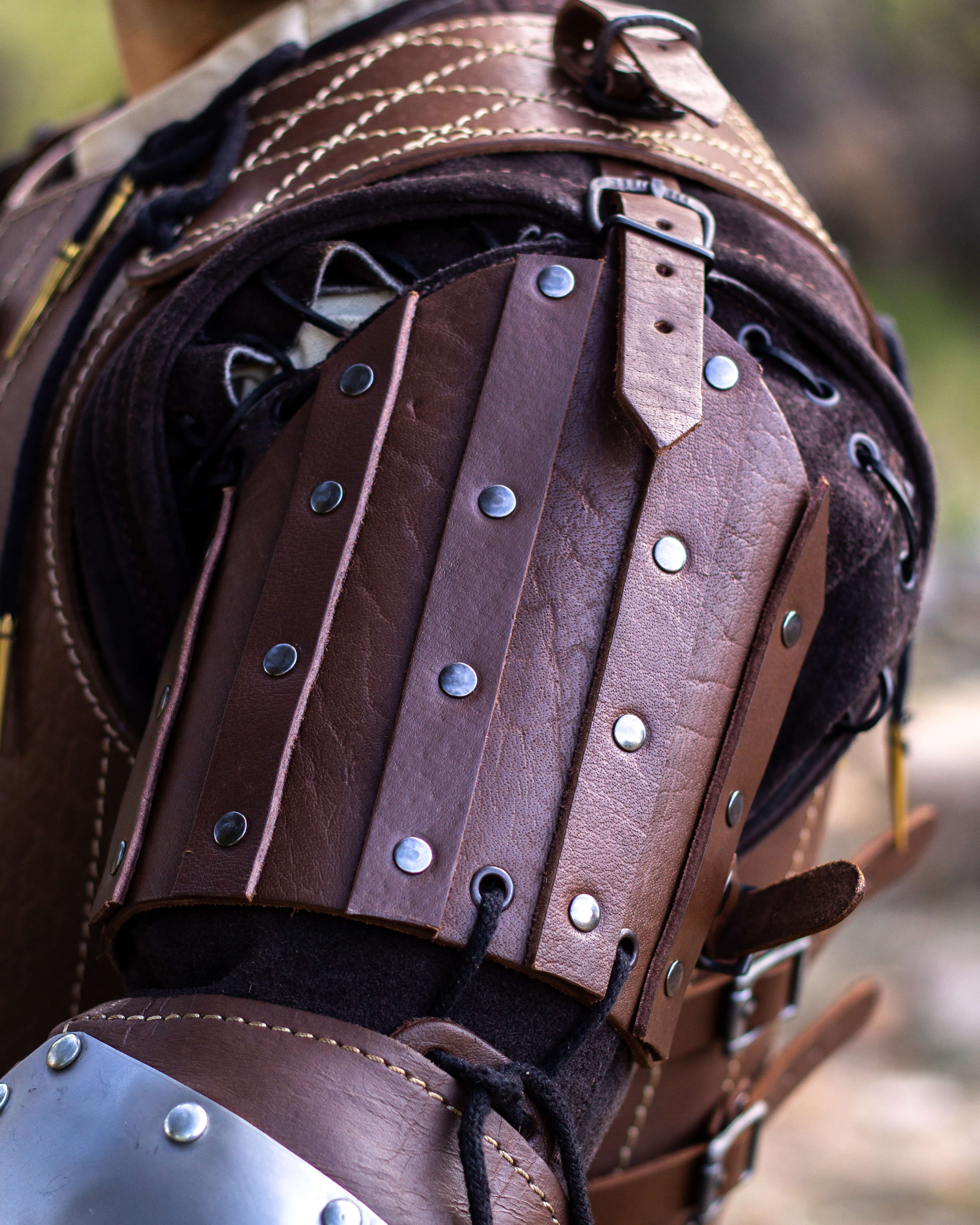 Protectores medievales para brazos modelo Strigo, color marrón