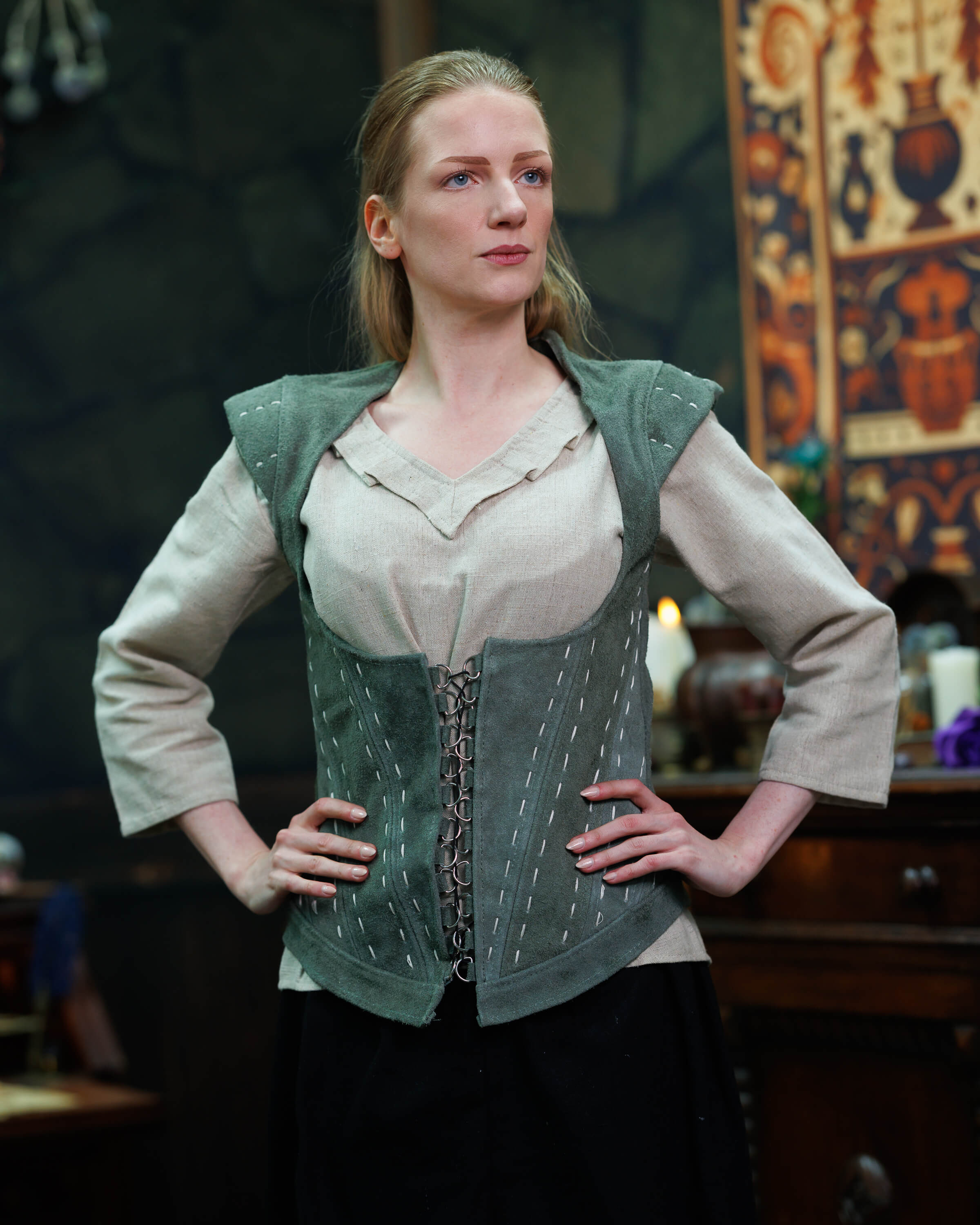 Corpiño medieval en piel de ante modelo Athela, color verde
